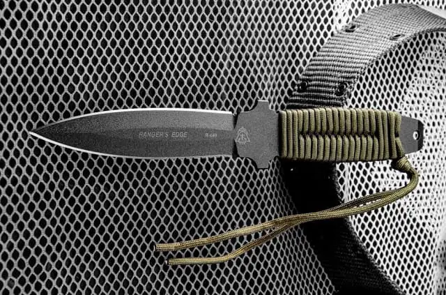 Paracord knife